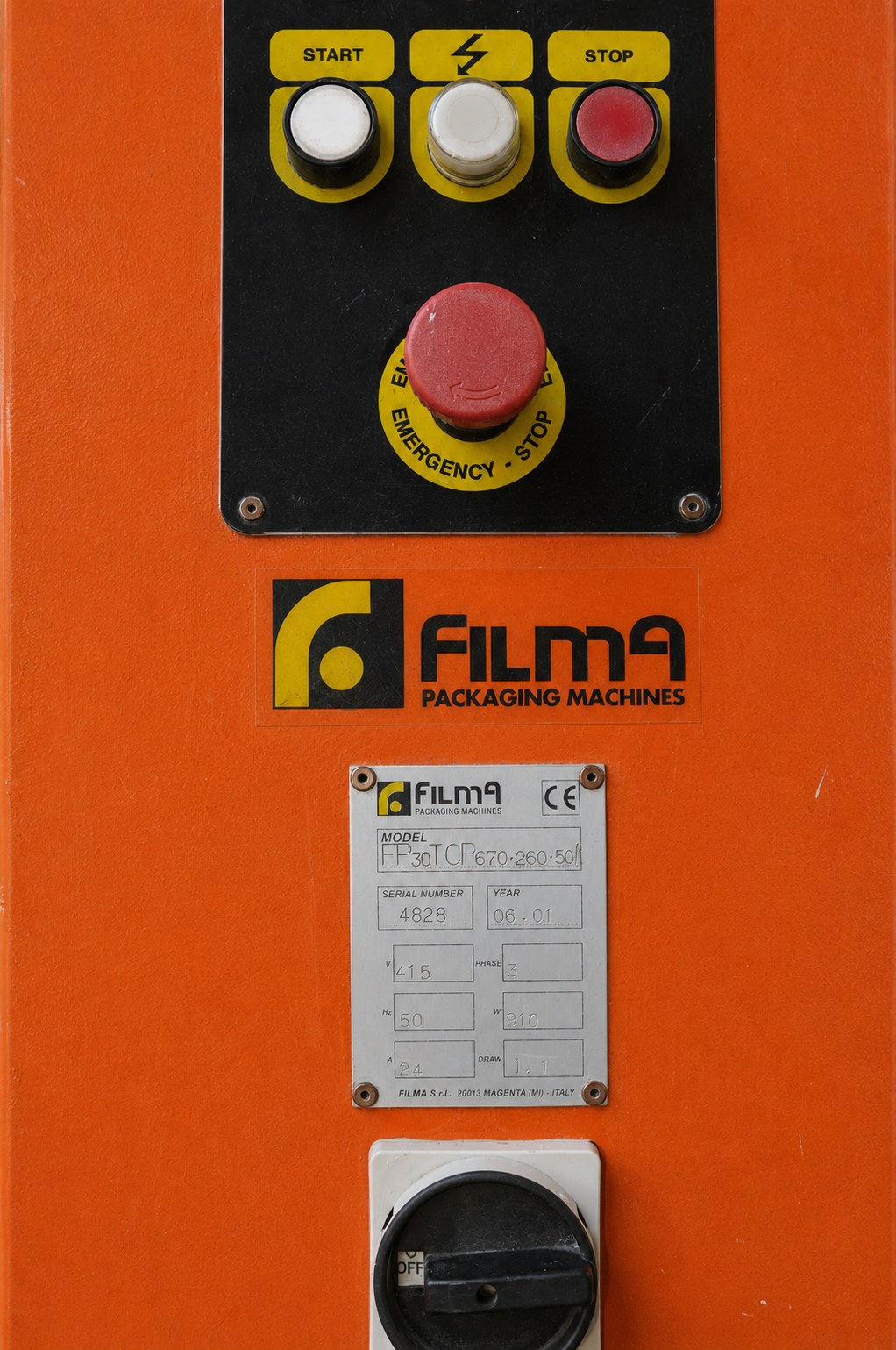 Start-, Stop- und Not-Halt-Taster sowie Typenschild der Wickelmaschine