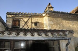 Alleinstehende Finca mit 22 ha Land – Escamps, Frankreich